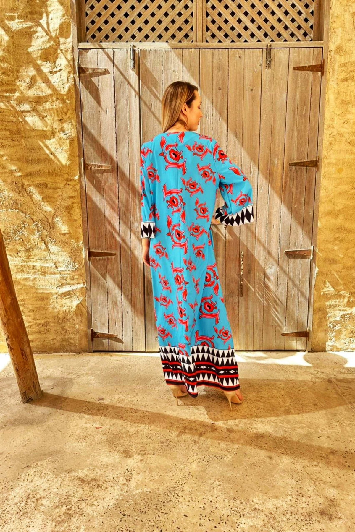 Abayas for women in Saudi Arabia . كفتان بتصميم زهور أنيق. .floral kaftan-dress with colorful print. كفتان بتصميم زهور أنيق.شراء عبايات أونلاين