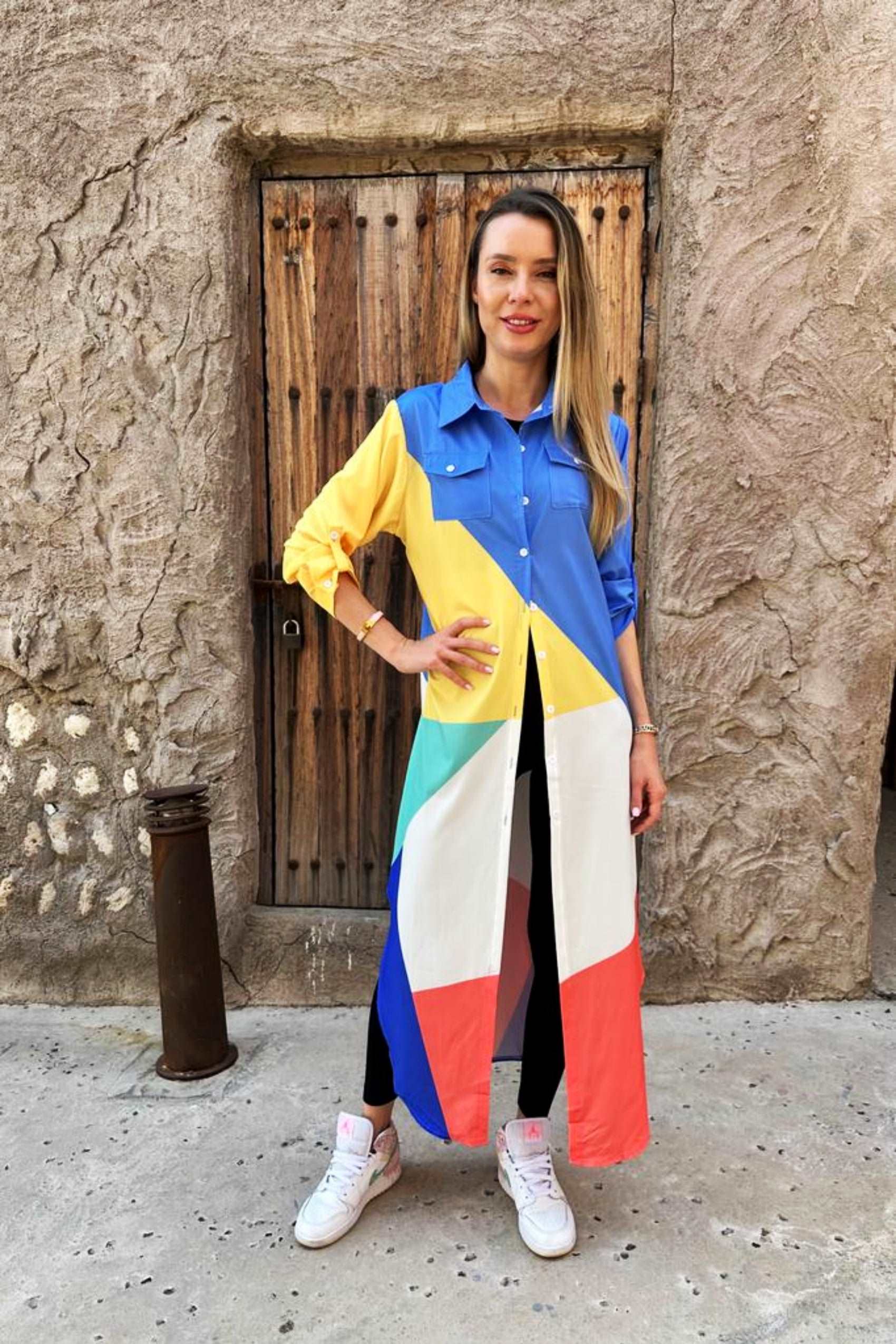 Stylish woman wearing a Fusion of Art Abaya Dress. abaya in Saudi  امرأة أنيقة ترتدي فستان عباءة بتصميم فني متجانس 