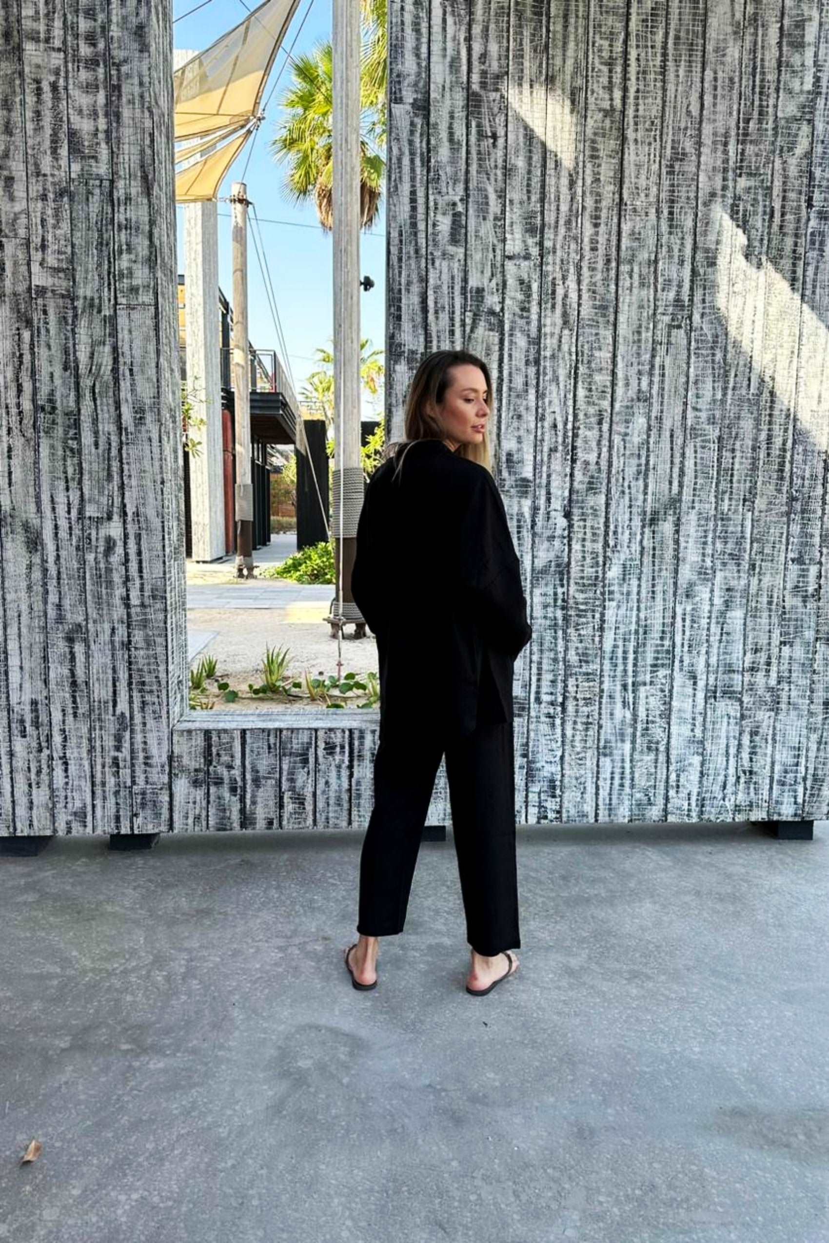 Black linen trouser and button-down shirt. مجموعة من الكتان الأسود عالي الجودة. بنطلون سهل الارتداء وقميص مريح. الراحة تلتقي بالأناقةSleek, comfortable, and stylish.