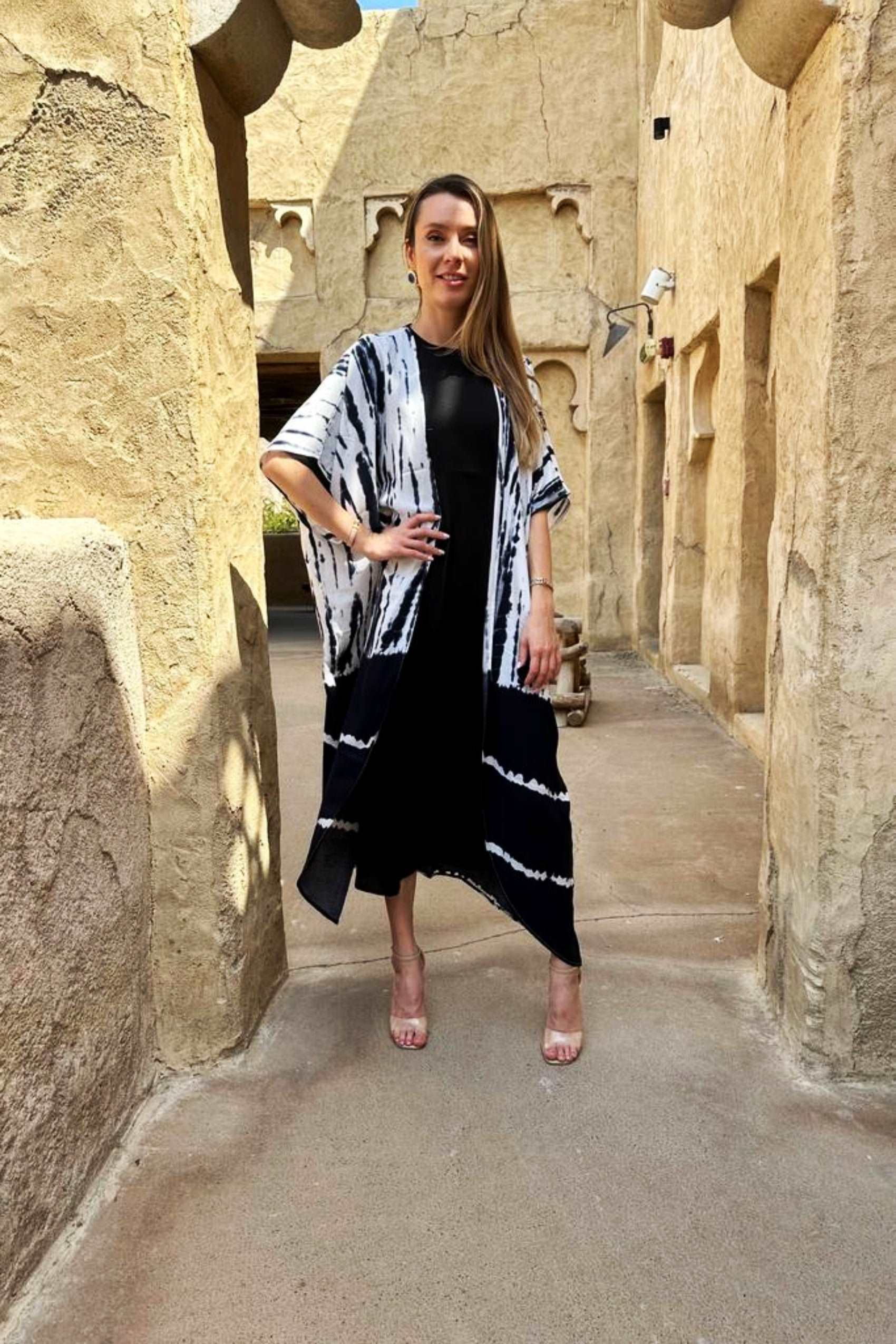 Black and white abaya.عباءة سوداء وبيضاء.استمتعي بالتصميم الأنيق والعصري لهذه العباءة السوداء والبيضاء. مصنوعة من أجود الأقمشة