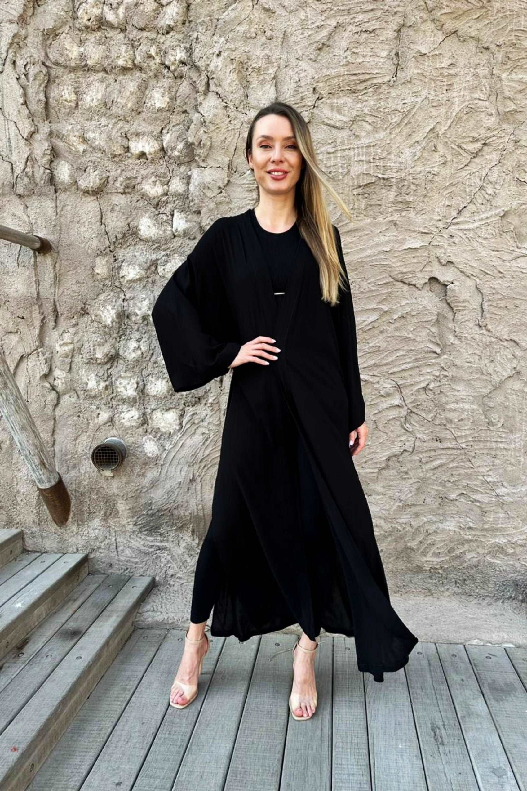 saudi arabian abayas designs .عباية سوداء برسم سمكة ملونة في الظهر
