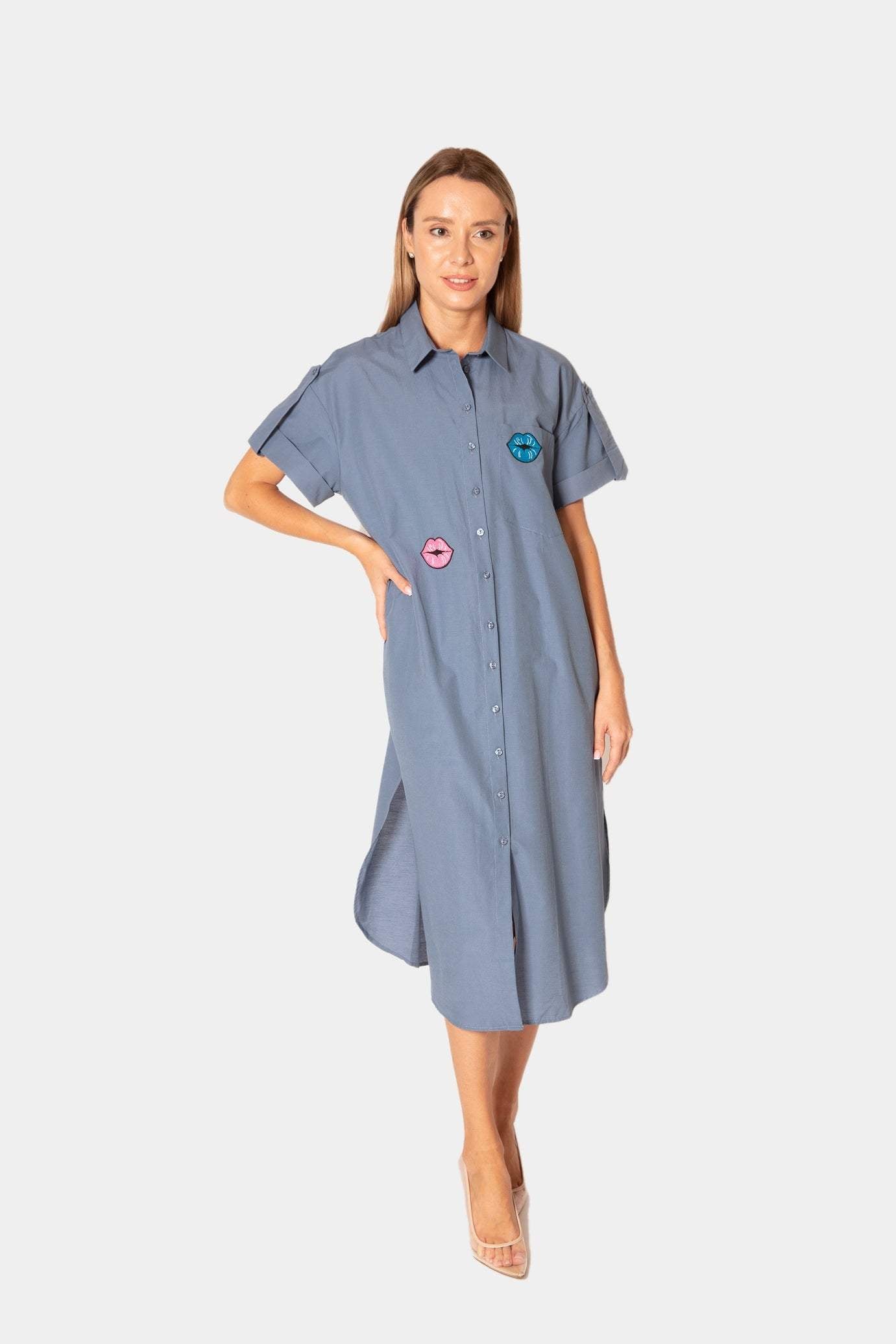 Shirt Dress with Lips Embroidery desert port.فستان قميص أزرق بأكمام قصيرة وتطريز شفاه ملونة على الجزء الأمامي. قطعة متعددة الاستخدامات يمكن ارتداؤها للعمل، والعطلة النهاية، والشاطئ، أو للخروج في المساء